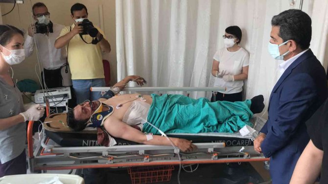 Askeri Araçla İ̇lçe Milli Eğitim Müdürlüğünün Aracı Çarpıştı: 1 Ölü, 9 Yaralı