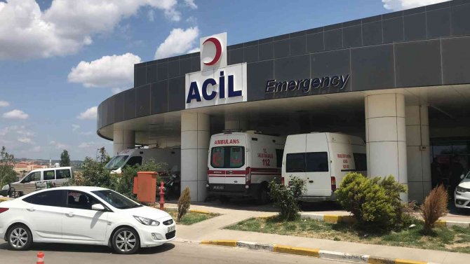 Askeri Araçla İ̇lçe Milli Eğitim Müdürlüğünün Aracı Çarpıştı: 1 Ölü, 9 Yaralı