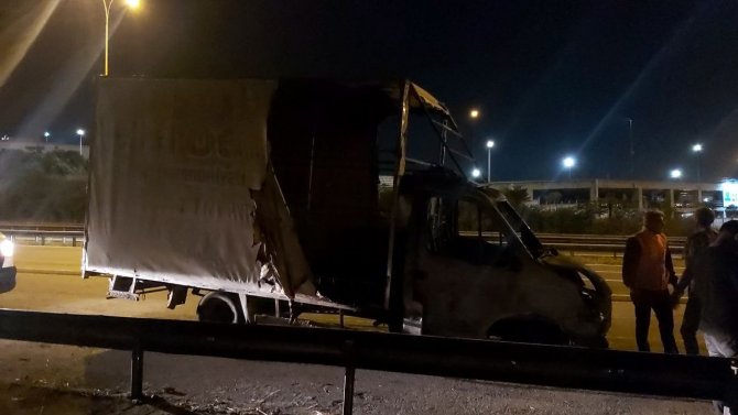 Tem’de Seyir Halindeki Kamyonet Alev Alev Yandı