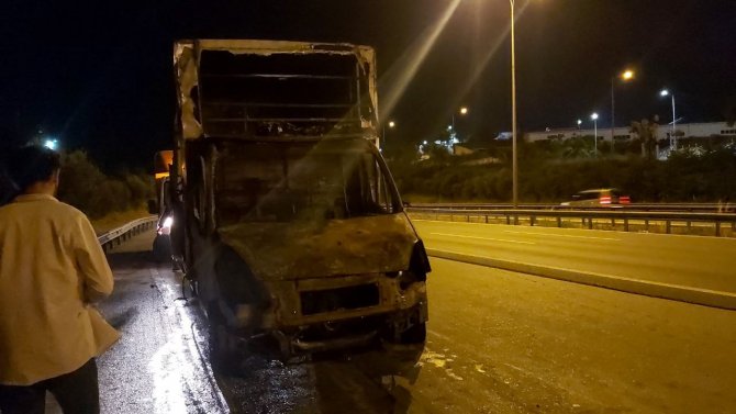 Tem’de Seyir Halindeki Kamyonet Alev Alev Yandı