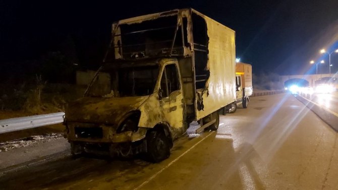 Tem’de Seyir Halindeki Kamyonet Alev Alev Yandı