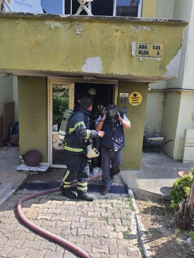 Apartmanda Yangın Çıktı, 5 Kişi Dumandan Etkilendi