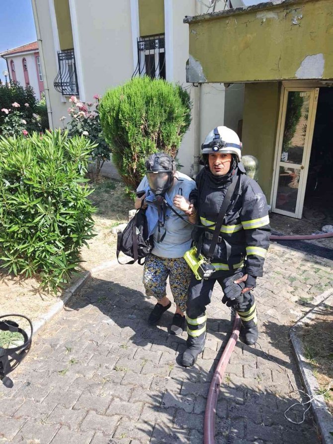 Apartmanda Yangın Çıktı, 5 Kişi Dumandan Etkilendi