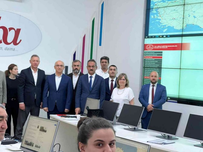 Bakan Özer, Lgs Çerçevesindeki Sınavın Canlı Olarak Takip Edildiği Merkezde