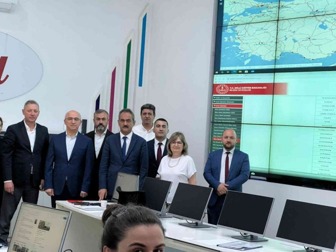 Bakan Özer, Lgs Çerçevesindeki Sınavın Canlı Olarak Takip Edildiği Merkezde