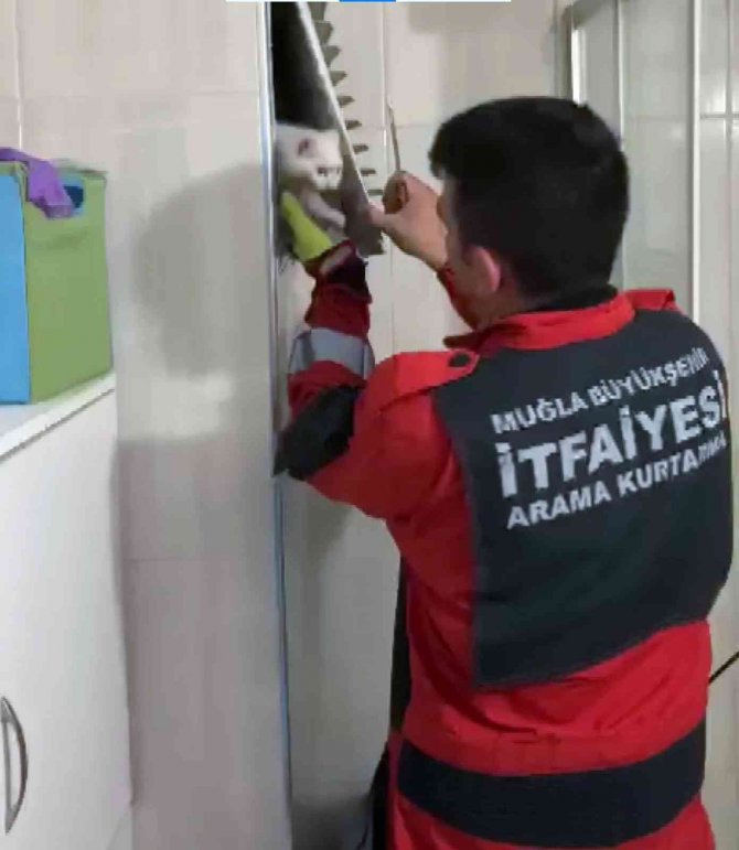 Havalandırma Boşluğuna Düşen Kediyi İtfaiye Kurtardı