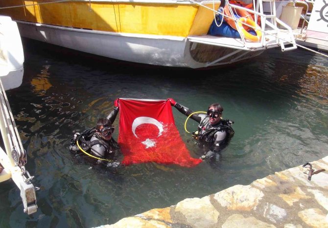 Sahil Güvenlik Ve Polis Dalgıçları Kadın Azmağını Temizledi