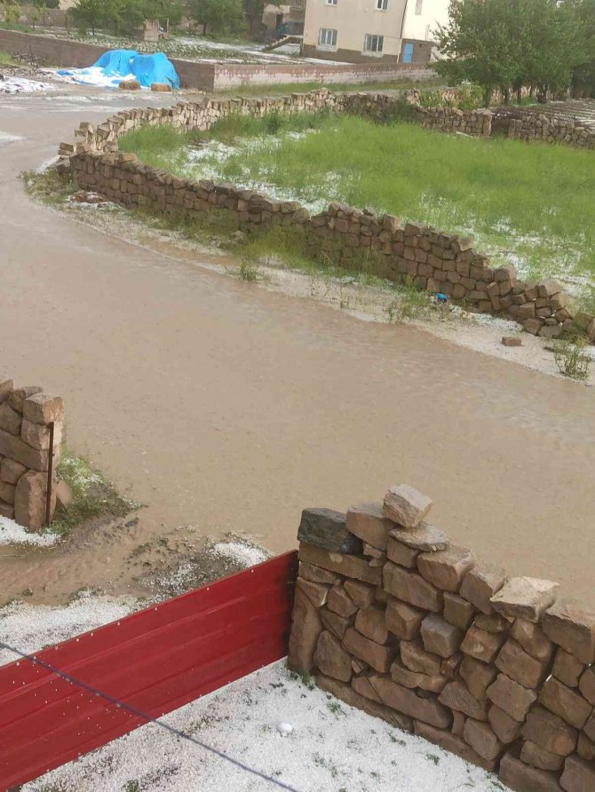 Niğde’de Dolu Yağışı Etkili Oldu