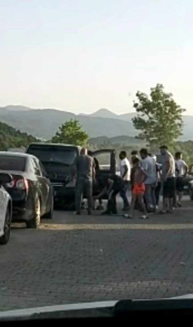 Park Halindeki Araç Alev Aldı, Küle Dönmesini Vatandaşlar Böyle Önledi