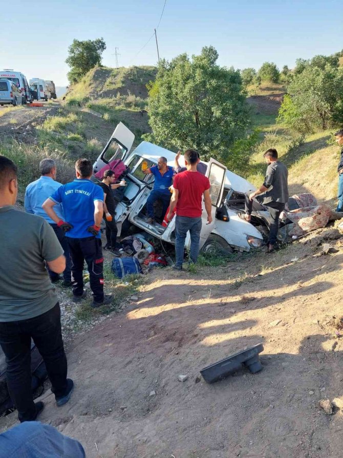 Siirt’te İşçileri Taşıyan Minibüs Uçuruma Yuvarlandı: 4 Ölü, 6 Yaralı