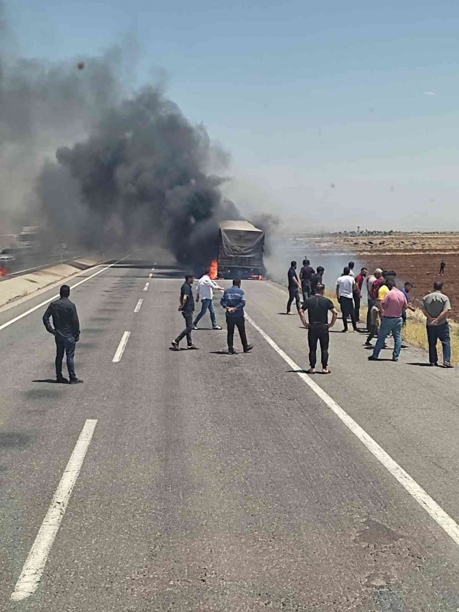 Şırnak’ta Seyir Halindeki Tır Alevlere Teslim Oldu