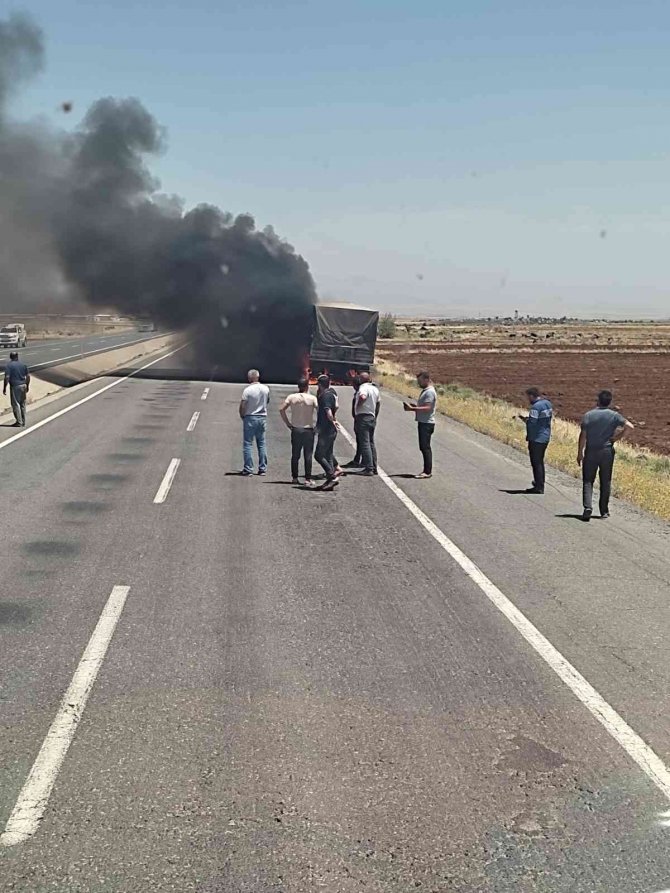 Şırnak’ta Seyir Halindeki Tır Alevlere Teslim Oldu