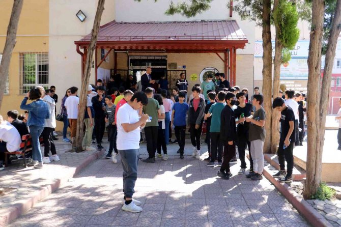 Sivas’ta Veli Ve Öğrencilerin Lgs Heyecanı