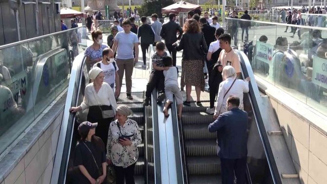 Yürüyen Merdivenlerde Tehlikeli Oyun