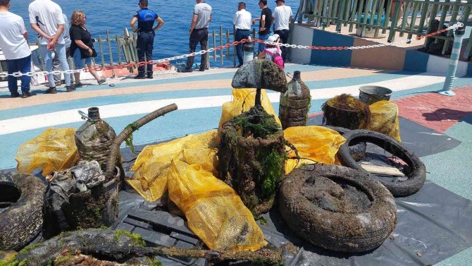 Deniz Değil, Adeta Hurdalık: Lastikten Sandalyeye Ne Ararsan Var