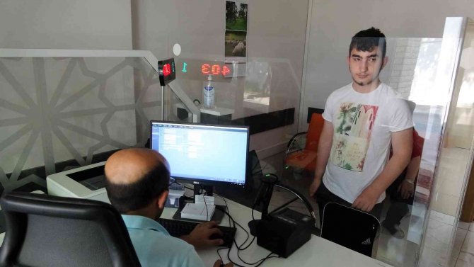 Kimliğini Kaybeden Öğrenciler Nüfus Müdürlüğünün Yolunu Tuttu