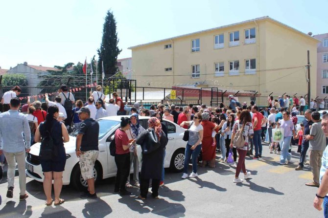 Tekirdağ’da Sınav Heyecanı: Çocuklarını Görmek İçin Tellere Tırmandılar