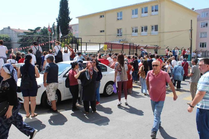 Tekirdağ’da Sınav Heyecanı: Çocuklarını Görmek İçin Tellere Tırmandılar