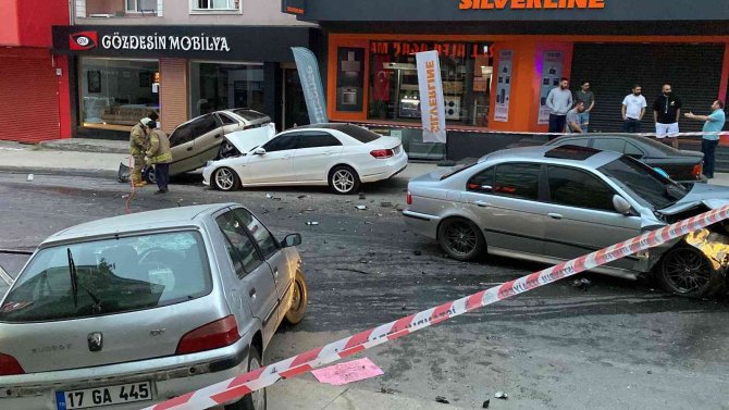 Ümraniye’de Çarpışan İki Otomobil Park Halindeki Araçlara Çarptı, Ortalık Savaş Alanına Döndü