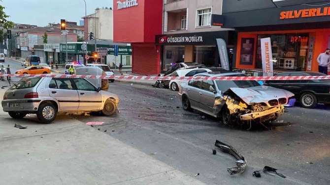 Ümraniye’de Çarpışan İki Otomobil Park Halindeki Araçlara Çarptı, Ortalık Savaş Alanına Döndü