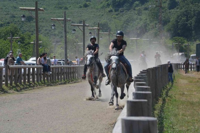 Ünye’de ’Rahvan At Yarışları’ Renkli Görüntülere Sahne Oldu