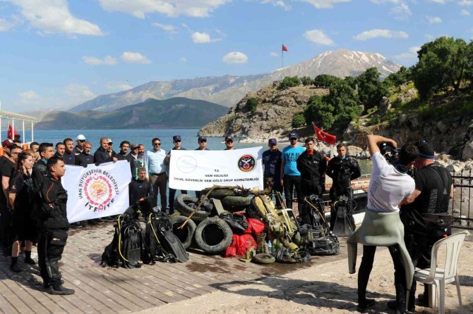 Dalgıçlar Çevre Gününde Van Gölü’nde Dip Temizliği Yaptı