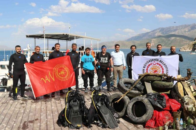 Dalgıçlar Çevre Gününde Van Gölü’nde Dip Temizliği Yaptı