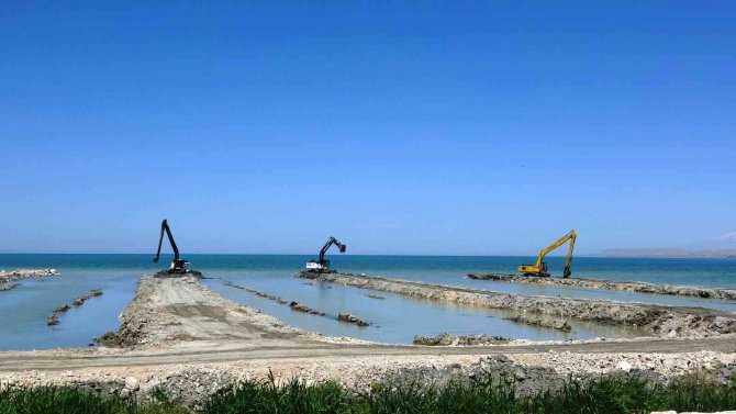 Vali Balcı Van Gölü’ndeki Dip Çamuru Temizliği Çalışmalarını İnceledi