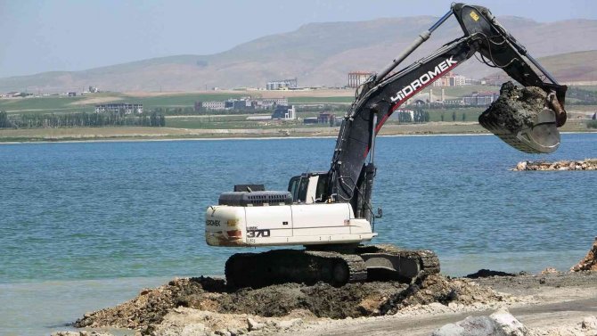 Vali Balcı Van Gölü’ndeki Dip Çamuru Temizliği Çalışmalarını İnceledi