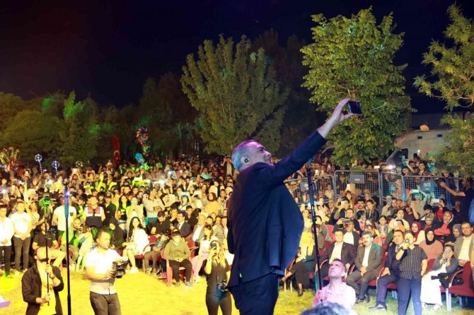Ünlü Sanatçı Sarıkaya, Vanlılara Unutulmaz Bir Gece Yaşattı