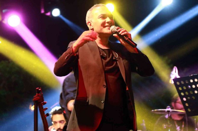Ünlü Sanatçı Sarıkaya, Vanlılara Unutulmaz Bir Gece Yaşattı