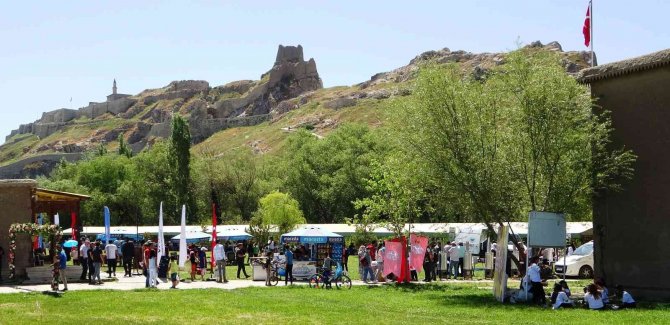 Van Kalesi Önünde Dünya Kahvaltı Günü Kutlaması