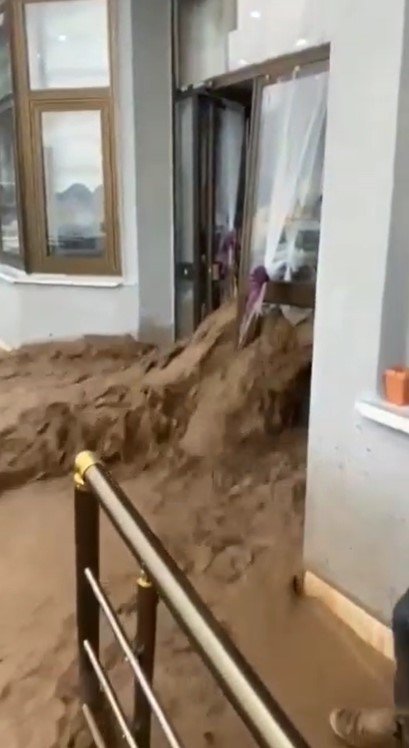 Sele Düğünde Yakalandılar, Masaların Üzerine Çıkarak Kurtuldular