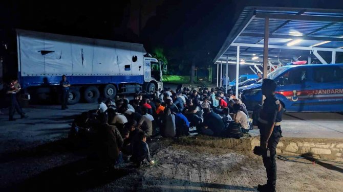 Kamyon Kasasından 111 Düzensiz Göçmen Çıktı