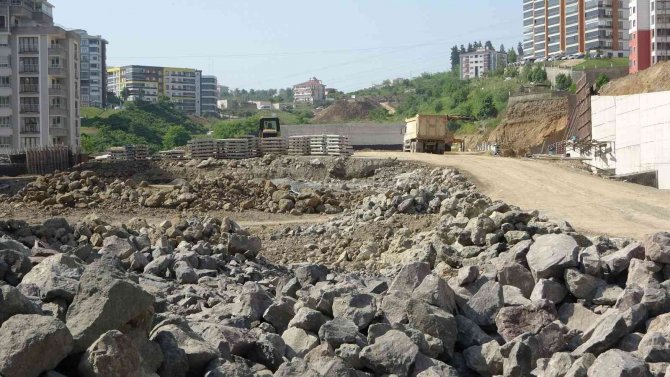 Trabzon’daki Kanuni Bulvarı’nda Viyadük Ve Tünel İnşaatlarının Yapımı Sürüyor