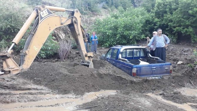 Yağış Sonrası Toprak Kayması Meydana Geldi