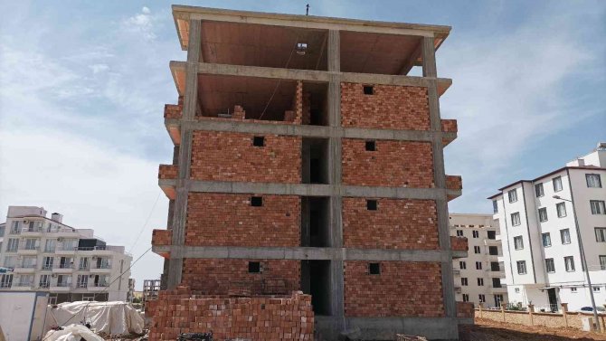 Yüksekten Düşen İnşaat İşçisi Hayatını Kaybetti