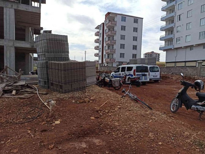 İ̇nşaatın 4. Katından Düşen İşçi Ağır Yaralandı