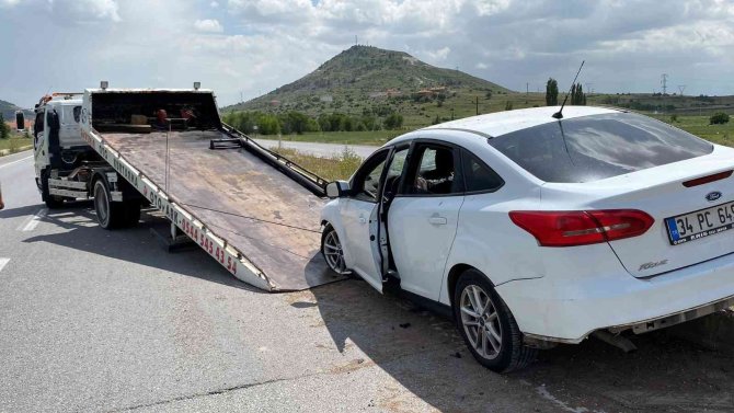 Kontrolden Çıkan Otomobil Orta Refüje Girip, Yön Tabelasına Çarparak Durabildi