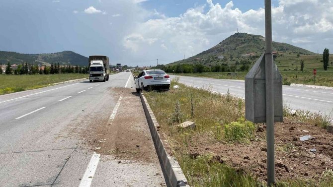 Kontrolden Çıkan Otomobil Orta Refüje Girip, Yön Tabelasına Çarparak Durabildi
