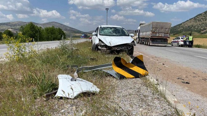 Kontrolden Çıkan Otomobil Orta Refüje Girip, Yön Tabelasına Çarparak Durabildi
