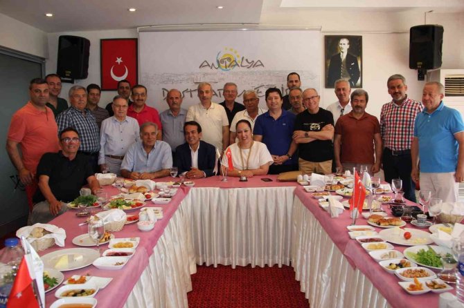 "Her 100 Dolarlık Yaş Sebze İhracatının 44 Doları Antalya’dan"