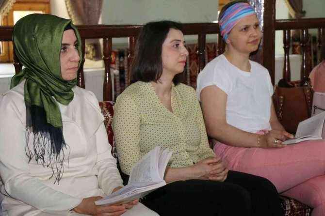 "Anne Beynim Aç" Adlı Kitabı Tahlil Ettiler