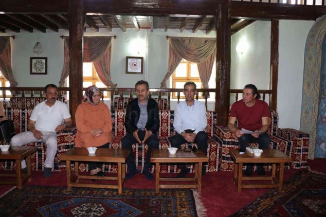 "Anne Beynim Aç" Adlı Kitabı Tahlil Ettiler