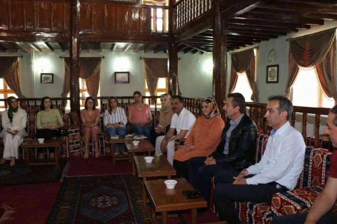 "Anne Beynim Aç" Adlı Kitabı Tahlil Ettiler