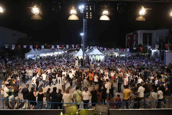 Muratpaşa’daki Güneydoğu Anadolu Gecesinde Halaylar Durmadı