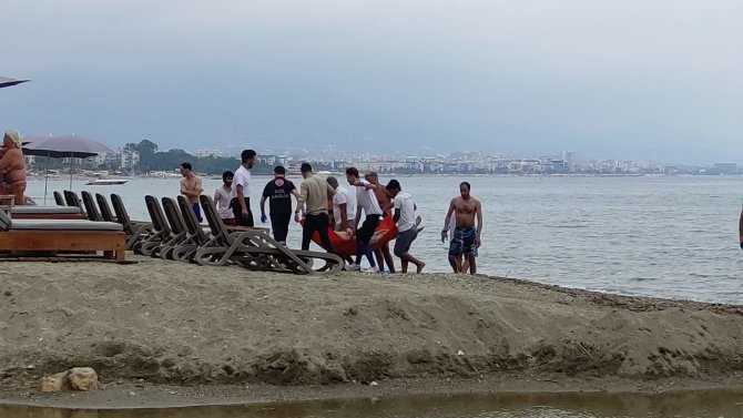 Serinlemek İçin Denize Giren Turist Boğulma Tehlikesi Yaşadı