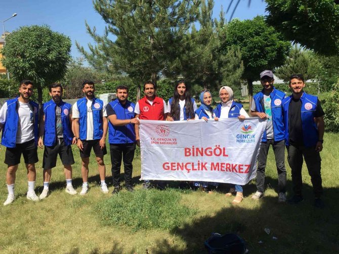 Gönüllüler Çevre Temizliği Yaptı