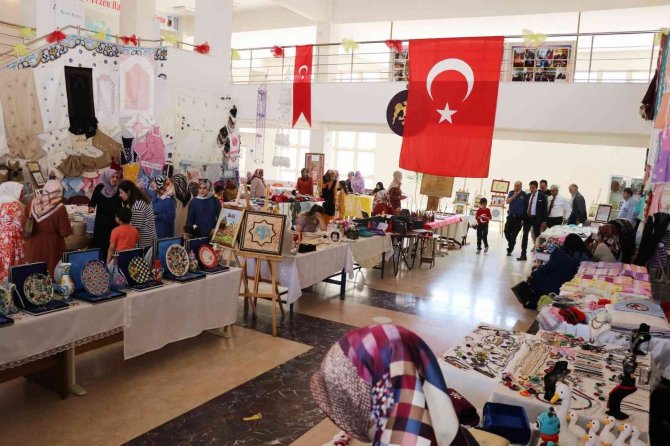 Ahlat Hem’den Yılsonu Sergisi