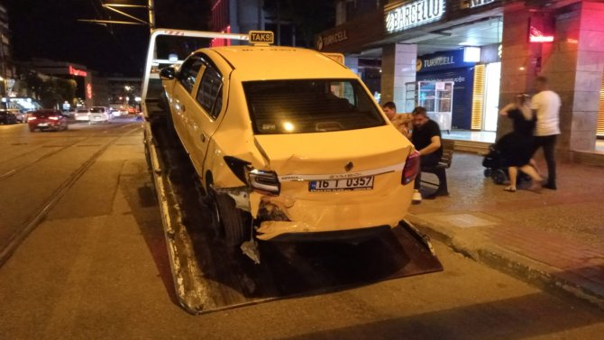 Park Halindeki Taksiye Ve Polis Aracına Çarpan Sürücünün Alkollü Olduğu Ortaya Çıktı